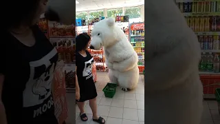 Белый мишка медведь жалуется, что не продают ему алкоголь ! 🤣