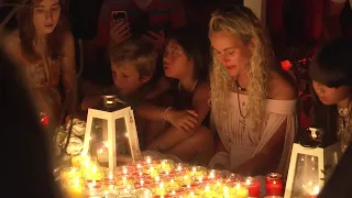 Entourée de fans à Saint-Barth, Laetitia Hallyday émue lors d'une veillée devant la tombe de Johnny