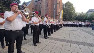 Grevenbroicher Schützenfest 2022 - Badenweiler Marsch gespielt von allen Musikkapellen am Markt