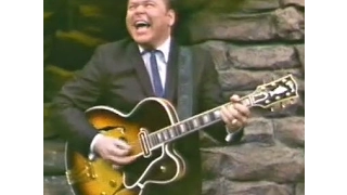 Roy Clark is "Racing The Mule" on Guitar! (Billy Mize Intro)