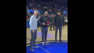 Leandro Barbosa and Mike Brown received their rings prior to the game 💍 #warriors