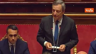 Salvini scuote la testa e sorride quando Draghi chiede il voto di fiducia