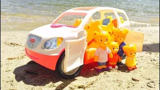 LEARNING SHAPES and COLORS on the Beach with DANIEL Tigers Neighbourhood Toys and Musical SUV