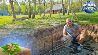 Насыщенная и интересная жизнь в глухом лесу. Заливаем фундамент и пол для будущего погреба.