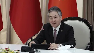 МИД КР Жээнбек Кулубаев и Глава МИД Китая Ван И в ходе совместной пресс-конференции.