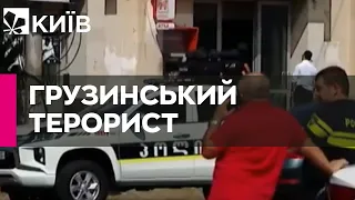 Вимагає $2 млн доларів, гелікоптер та прапор Росії: у Кутаїсі чоловік взяв заручників у банку