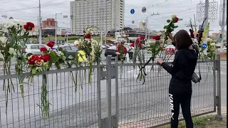 Минчане несут цветы к месту гибели участника протестов