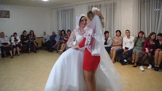 👰Знімання фати. Перетанцьовування з неодруженими. Молода кидає букет. Молодий кидає підвязку.