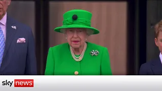 Platinum Jubilee: The Queen appears on Buckingham Palace balcony at end of Jubilee celebrations