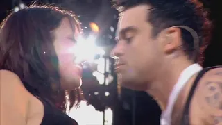 Kiss Girl Robbie Williams – Come Undone (Live at Knebworth)