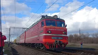 ВЛ10-1834 с грузовым поездом следует на перегоне в Симферополе! [АРХИВ КЖД]