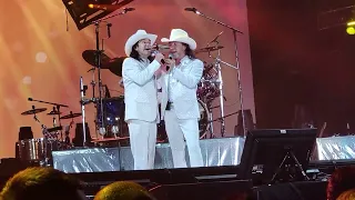 LOS BUKIS -EL CELOSO/ TU INGRATITUD en el Coliseo de Los Angeles 2022