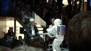 ASIMO introduces the Honda Insight at the Geneva Auto Show! (3/5)