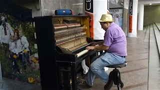 Талант из народа! Пианист в подземке на старом фортепиано виртуозно играет классику!