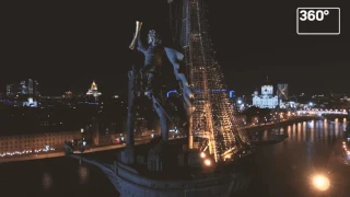 Как выглядит памятник Петру I на фоне ночной Москвы