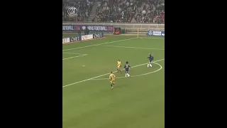 Ronaldinho a marqué deux buts lors d'une victoire 3-1 contre Troyes 2002