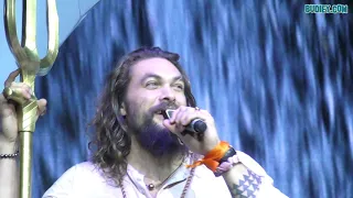 AQUAMAN Fan Goes Crazy After Meeting Jason Momoa