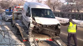 На вулиці Чорновола у Рівному автівка врізалася у дерево