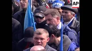 PM supporters' rally in capital ;  Yanukovych presser, more protest