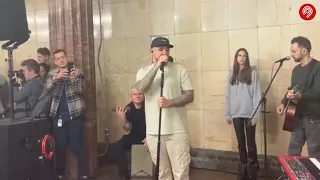 Баста с мини-концертом в метро на станции «Курская»🔥