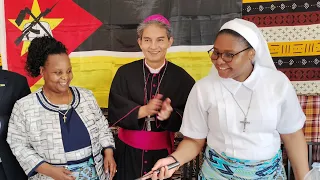 Dom João Carlos, recebe das mãos do Papa Francisco, o palio na Basílica de São Pedro, no Vaticano.