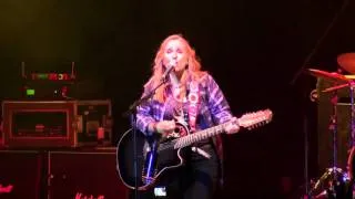 Melissa Ethridge in concert singing "I'm the only one"