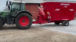 Кормление молочного КРС  Фермерское хозяйство, измельчитель смеситель раздатчик кормов с шнеками