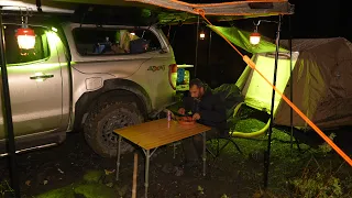 雨の中でのキャンプ - 高架テント