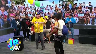 Los cómicos ambulantes hacen de las suyas en el ruedo de JB en ATV