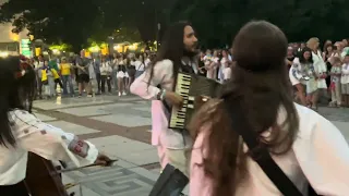 Натовп людей зібрався за кордоном слухати українську народну пісню у виконанні колумбійського гурту