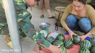 She alone harvests watermelons to sell to earn extra income for the couple., Phùng thi Xiên