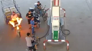 A gas station staff member puts out tricycle fire in 12 seconds