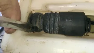 Ремонт электромотора бачка омывателя лобового стекла Audi 100 A6 C4 Washer reservoir repair