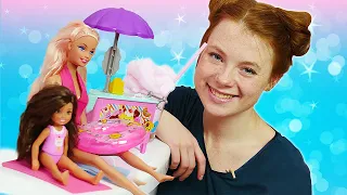 Barbie in Irenes Badezimmer - 2 Folgen am Stück - Puppen Video auf Deutsch