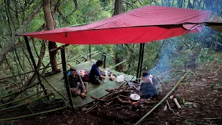 Camping and sleeping in the forest Build a shelter in the middle of the forest, cook food