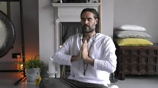 Russell Brand    Mangala Charan Mantra / Aad Guray Nameh 30-minute