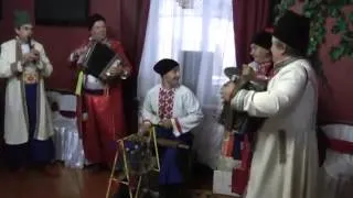 Троїсті музики ТокарівськогоСБК на українському весіллі