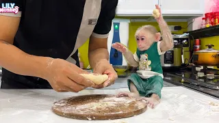 Monkey Lily obedient helps dad make grape sponge cake