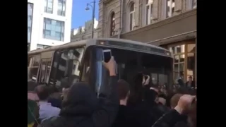 Автобус с задержанным Навальным давит людей.Москва 26.03.17