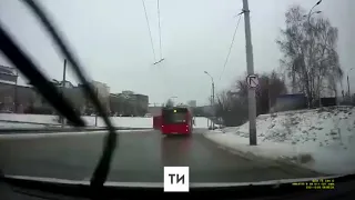 Водителя казанского автобуса, устроившего гонки на дороге и ДТП, отстранили от работы