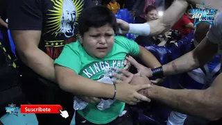 Niño intenta ingresar al ring a salvar a su ídolo