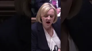 Renuncia la primera ministra de Reino Unido