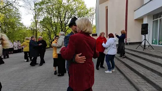 20.04.24г..."Я Тебе как в Юности не Нужен"... звучит на танцполе в Гомельском парке...