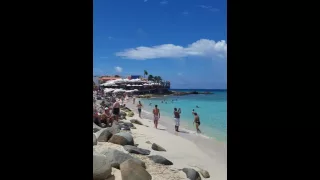 Plane landing maho beach saint martin