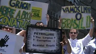 Protesters stage anti-corruption rally in front of Petrobras