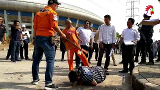 inilah Adegan Para Tersangka dalam Rekontruksi Pengeroyokan Haringga Sirla di TKP (Stadion GBLA)