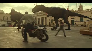 jurassic world dominion: "Carnotaurus y allosaurus en la plaza"