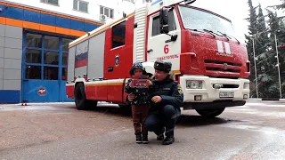 Подарили игрушечную пожарную машину, покатали на настоящей –   в МЧС России исполнили мечту ребёнка