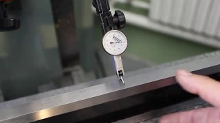 Testing precision of knee type milling machine