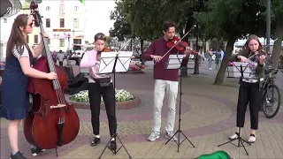 Ребята вышли сыграть на скрипках на улицу!